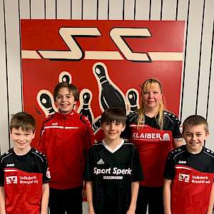 u14 männlich mit: Jonas Berger, Max Rieger, Bennett Fröhle, Trainerin Ulrike Mack und Tim Rieger